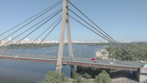 Dnipro nehrinin üzerinde kuzey köprüsü. Kyiv, Ukrayna. Hava görünümü — Stok video