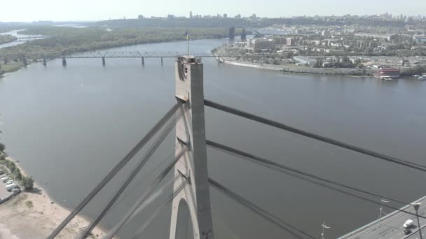 ドニプロ川に架かる北橋。ウクライナのキエフ。空中風景 — ストック動画
