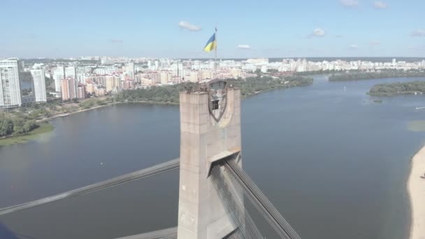 ドニプロ川に架かる北橋。ウクライナのキエフ。空中風景 — ストック動画