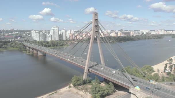 Pont nord sur la rivière Dnipro. Kiev, Ukraine. Vue aérienne — Video