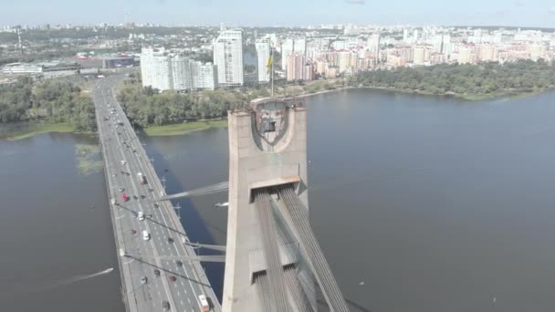 Північний міст через річку Дніпро. Київ, Україна. Вид з повітря — стокове відео