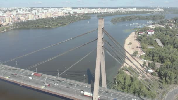Dnipro nehrinin üzerinde kuzey köprüsü. Kyiv, Ukrayna. Hava görünümü — Stok video