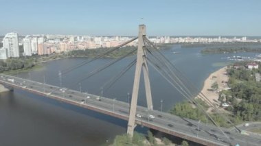 Dnipro nehrinin üzerinde kuzey köprüsü. Kyiv, Ukrayna. Hava görünümü