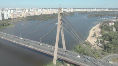 Dnipro nehrinin üzerinde kuzey köprüsü. Kyiv, Ukrayna. Hava görünümü