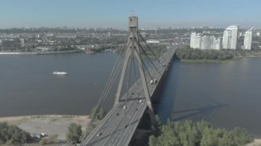 Dnipro nehrinin üzerinde kuzey köprüsü. Kyiv, Ukrayna. Hava görünümü