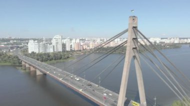 Dnipro nehrinin üzerinde kuzey köprüsü. Kyiv, Ukrayna. Hava görünümü