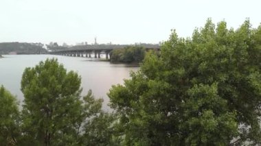 Ukrayna, Kyiv 'deki Dnipro nehrinin karşısındaki Paton Köprüsü. Hava görünümü