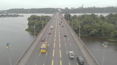 Ukrayna, Kyiv 'deki Dnipro nehrinin karşısındaki Paton Köprüsü. Hava görünümü