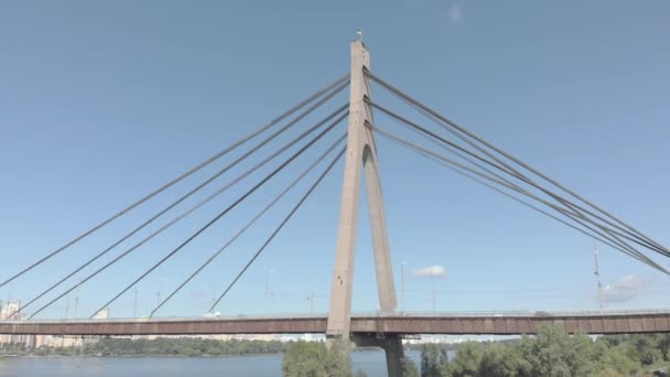 Północny most nad rzeką Dnipro. Kijów, Ukraina. Widok z lotu ptaka — Wideo stockowe