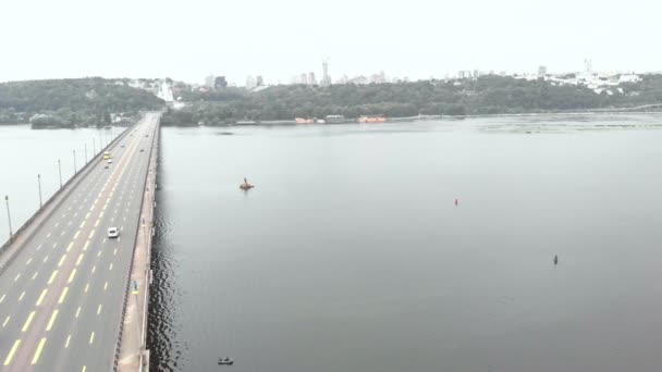 Pont Paton traversant la rivière Dnipro à Kiev, Ukraine. Vue aérienne — Video