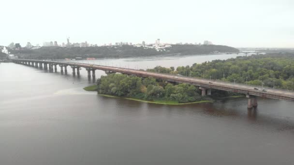 Patonbron över floden Dnipro i Kiev, Ukraina. Flygbild — Stockvideo