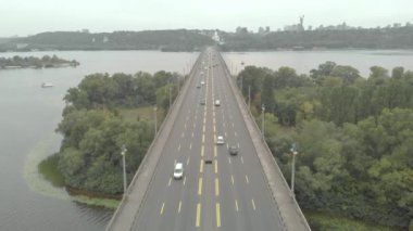 Ukrayna, Kyiv 'deki Dnipro nehrinin karşısındaki Paton Köprüsü. Hava görünümü
