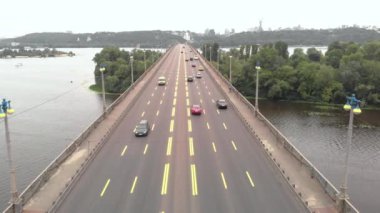 Ukrayna, Kyiv 'deki Dnipro nehrinin karşısındaki Paton Köprüsü. Hava görünümü