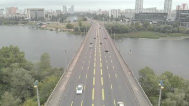 Ukrayna, Kyiv 'deki Dnipro nehrinin karşısındaki Paton Köprüsü. Hava görünümü