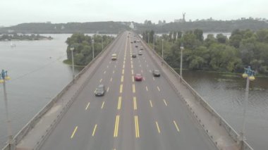 Ukrayna, Kyiv 'deki Dnipro nehrinin karşısındaki Paton Köprüsü. Hava görünümü