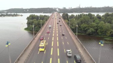 Ukrayna, Kyiv 'deki Dnipro nehrinin karşısındaki Paton Köprüsü. Hava görünümü