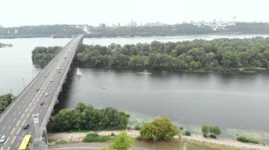 Ukrayna, Kyiv 'deki Dnipro nehrinin karşısındaki Paton Köprüsü. Hava görünümü