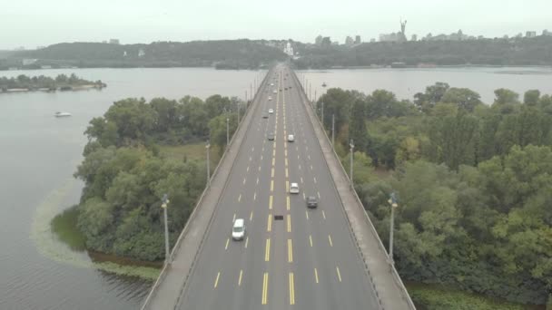Pont Paton traversant la rivière Dnipro à Kiev, Ukraine. Vue aérienne 