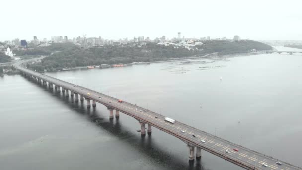 Paton-Brücke über den Dnipro in Kiew, Ukraine. Luftaufnahme — Stockvideo