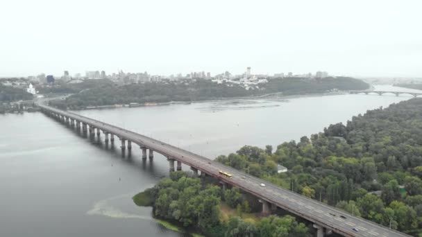 Paton Bridge over de rivier de Dnipro in Kiev, Oekraïne. Luchtzicht — Stockvideo