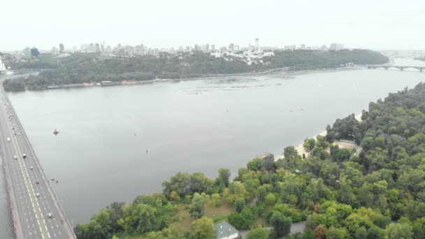 Ponte di Paton attraverso il fiume Dnipro a Kiev, Ucraina. Vista aerea — Video Stock