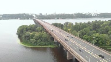 Ukrayna, Kyiv 'deki Dnipro nehrinin karşısındaki Paton Köprüsü. Hava görünümü