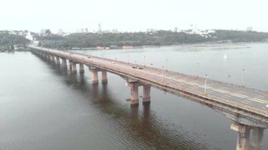 Ukrayna, Kyiv 'deki Dnipro nehrinin karşısındaki Paton Köprüsü. Hava görünümü