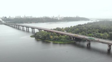 Ukrayna, Kyiv 'deki Dnipro nehrinin karşısındaki Paton Köprüsü. Hava görünümü