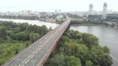 Ukrayna, Kyiv 'deki Dnipro nehrinin karşısındaki Paton Köprüsü. Hava görünümü