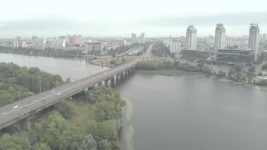Ukrayna, Kyiv 'deki Dnipro nehrinin karşısındaki Paton Köprüsü. Hava görünümü