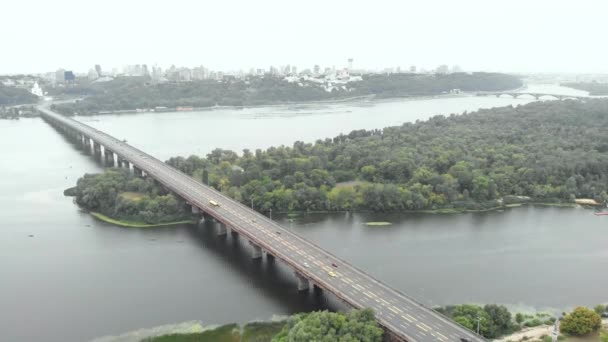 Paton Bridge over de rivier de Dnipro in Kiev, Oekraïne. Luchtzicht — Stockvideo