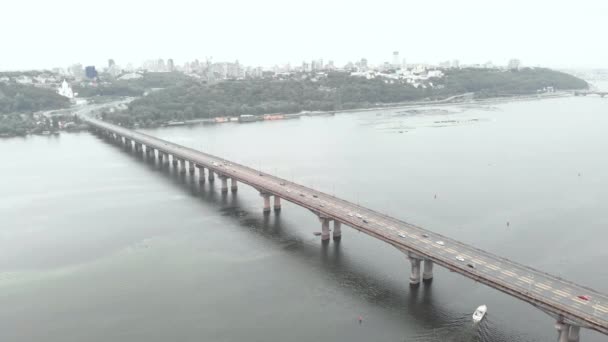 Pont Paton traversant la rivière Dnipro à Kiev, Ukraine. Vue aérienne — Video