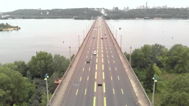 Paton-Brücke über den Dnipro in Kiew, Ukraine. Luftaufnahme — Stockvideo