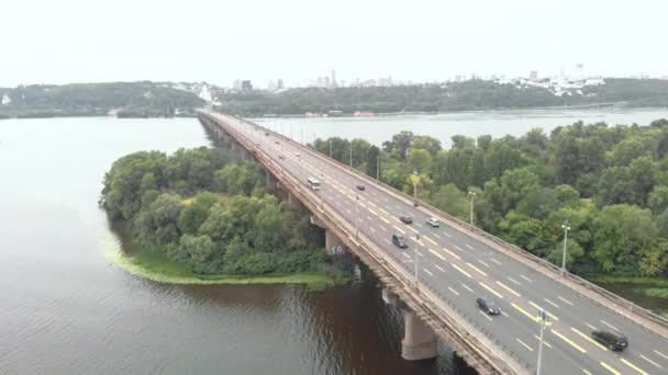 Paton-Brücke über den Dnipro in Kiew, Ukraine. Luftaufnahme — Stockvideo