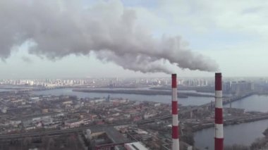 Dumanlı iki boru bitkisi. Kyiv. Ukrayna. Hava görünümü