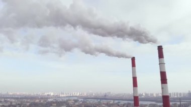 Dumanlı iki boru bitkisi. Kyiv. Ukrayna. Hava görünümü