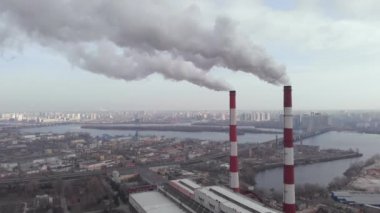 Dumanlı iki boru bitkisi. Kyiv. Ukrayna. Hava görünümü