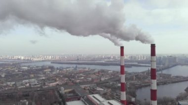 Dumanlı iki boru bitkisi. Kyiv. Ukrayna. Hava görünümü