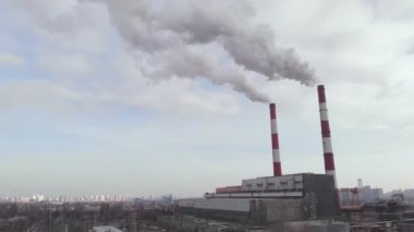 Dumanlı iki boru bitkisi. Kyiv. Ukrayna. Hava görünümü