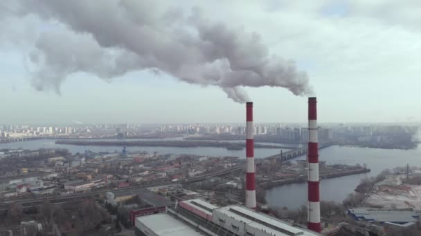 煙と2本のパイプ植物。キエフ。ウクライナだ。空中風景 — ストック動画