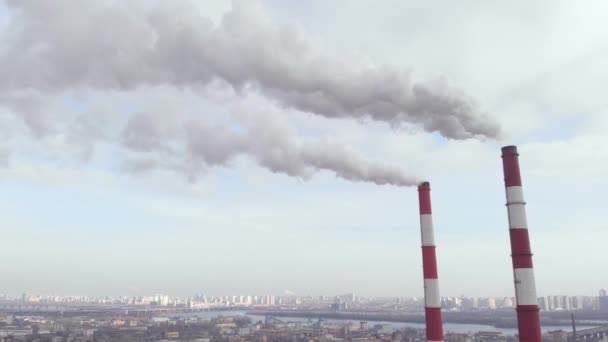 Planta de dos tubos con humo. Kiev. Ucrania. Vista aérea — Vídeos de Stock