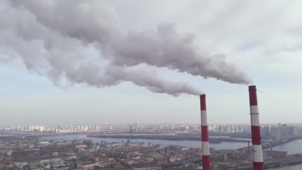 Δύο πίπες φυτεύτηκαν με καπνό. Κίεβο. Ουκρανία. Αεροφωτογραφία — Αρχείο Βίντεο