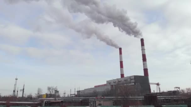 담배를 피우는 두 개의 파이프 플랜트. 키프. 우크라이나. 공중에서 본 광경 — 비디오