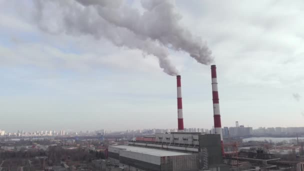 Дві труби садять з димом. Київ. Україна. Вид з повітря — стокове відео