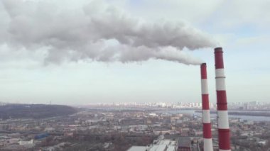 Dumanlı iki boru bitkisi. Kyiv. Ukrayna. Hava görünümü