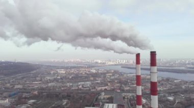Dumanlı iki boru bitkisi. Kyiv. Ukrayna. Hava görünümü