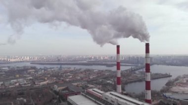 Dumanlı iki boru bitkisi. Kyiv. Ukrayna. Hava görünümü