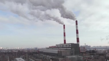 Dumanlı iki boru bitkisi. Kyiv. Ukrayna. Hava görünümü