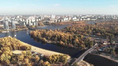 Sonbaharda Kyiv 'in sol kıyısında. Hidropark. Ukrayna. Dnipro Nehri. Hava görünümü