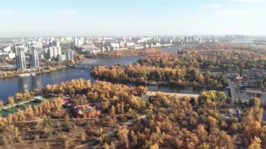 Sonbaharda Kyiv 'in sol kıyısında. Hidropark. Ukrayna. Dnipro Nehri. Hava görünümü